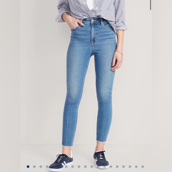 Old Navy Rockstar Super Skinny High-Rise Cropped Denim - Picture 3 of 4